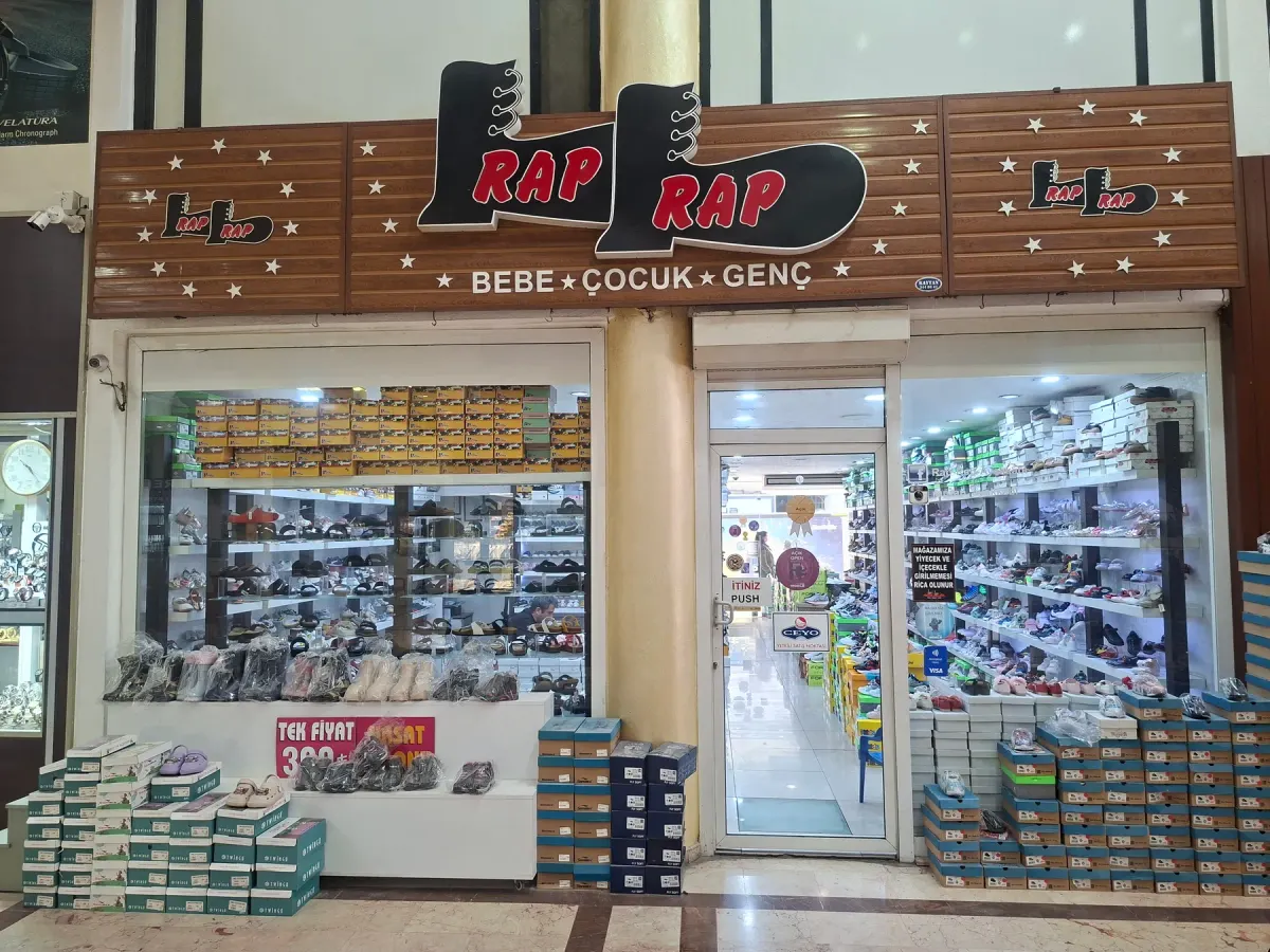Rap Rap Ayakkabı'nın Antalya Muratpaşa'daki mağazasının vitrini