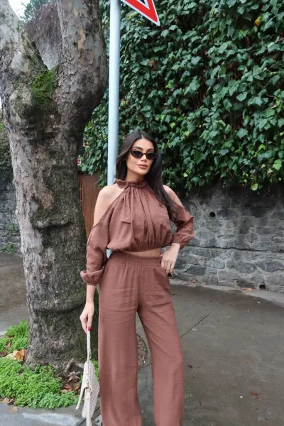 Tensel Kumaş Kol Dekolteli Crop Pantolon Takım — Kahverengi
