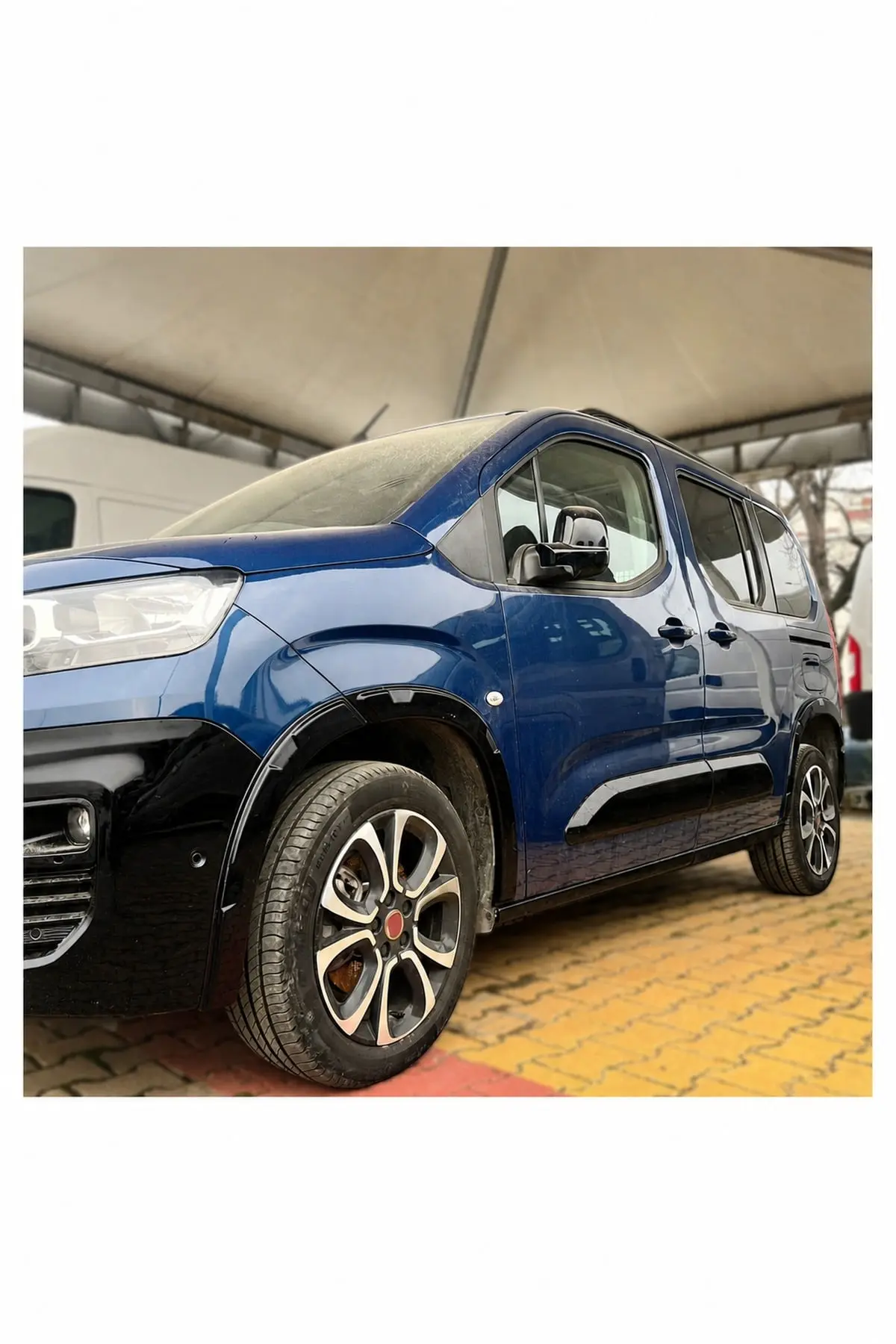 Fiat Doblo 2023 ve Sonrası Uyumlu Çamurluk Dodik Seti 8 Parça ABS Parlak Siyah (1)