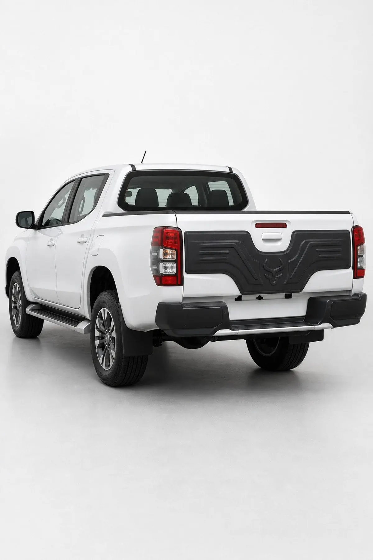 Mitsubishi L200 2019 ve Sonrası Uyumlu Arka Bagaj Kapağı Kaplaması 1 Parça ABS Mat Siyah (1)