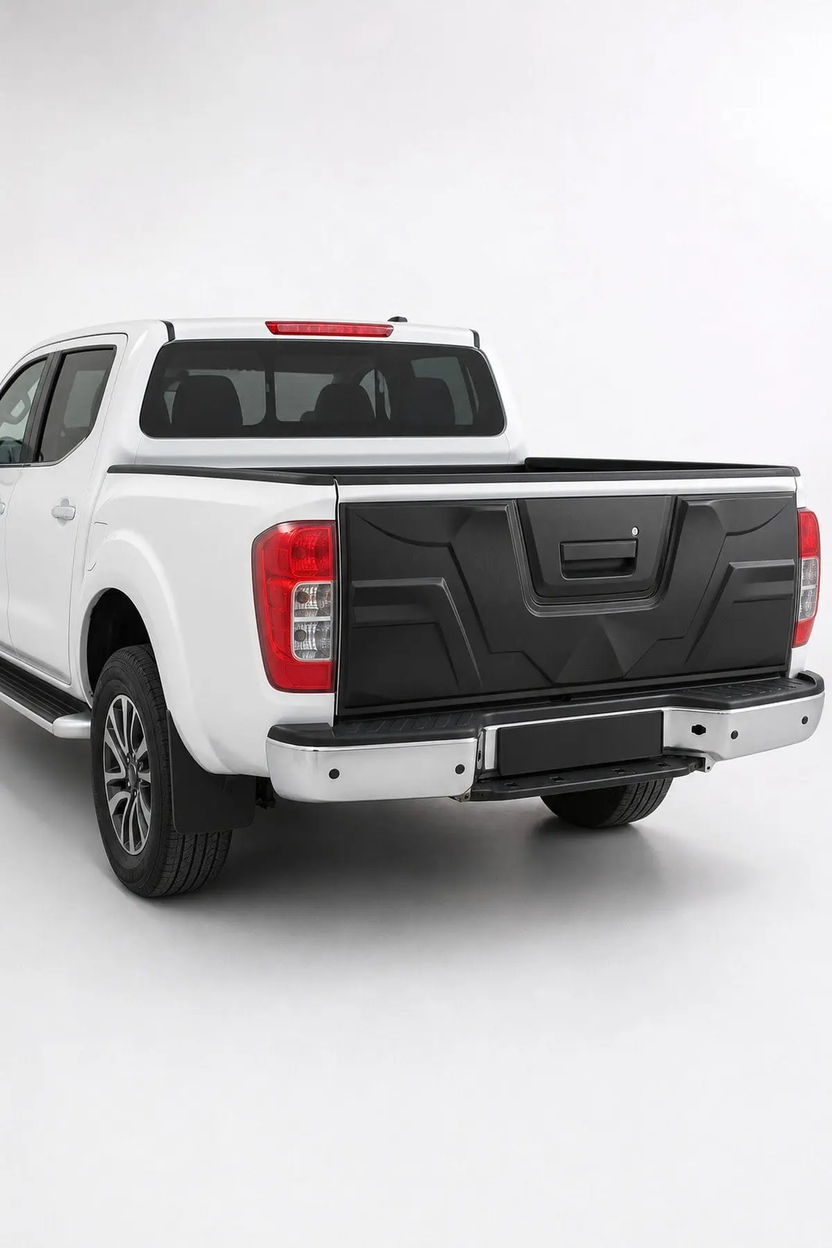 Nissan Navara 2015 ve Sonrası Uyumlu Arka Bagaj Kapağı Kaplaması 1 Parça ABS Mat Siyah (1)