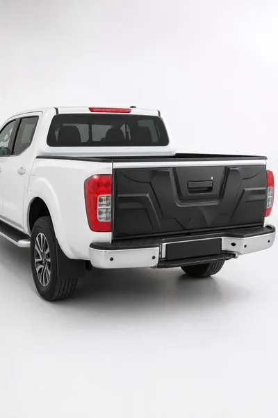 Nissan Navara 2015 ve Sonrası Uyumlu Arka Bagaj Kapağı Kaplaması 1 Parça ABS Mat Siyah
