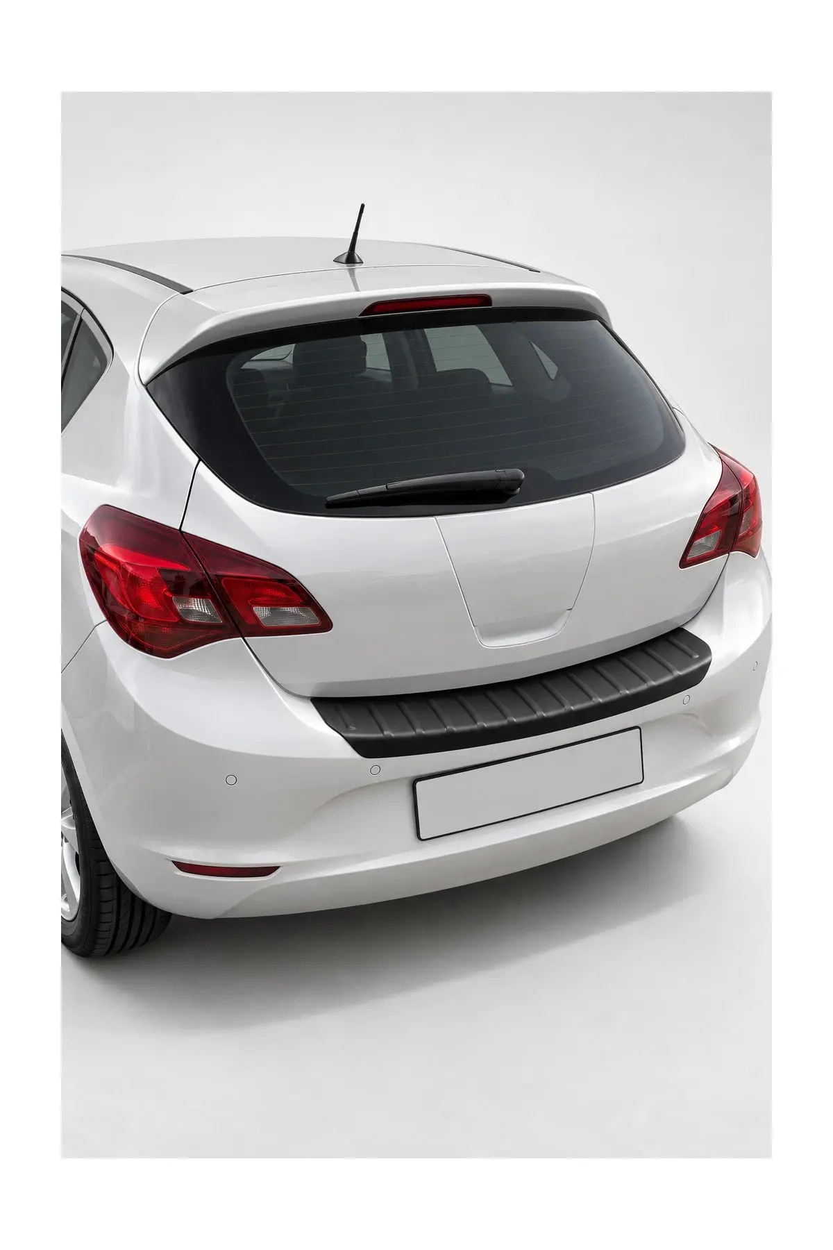 Opel Astra J HB 2012 ve Sonrası Uyumlu Arka Tampon Eşiği Koruma ABS Parlak Siyah (1)