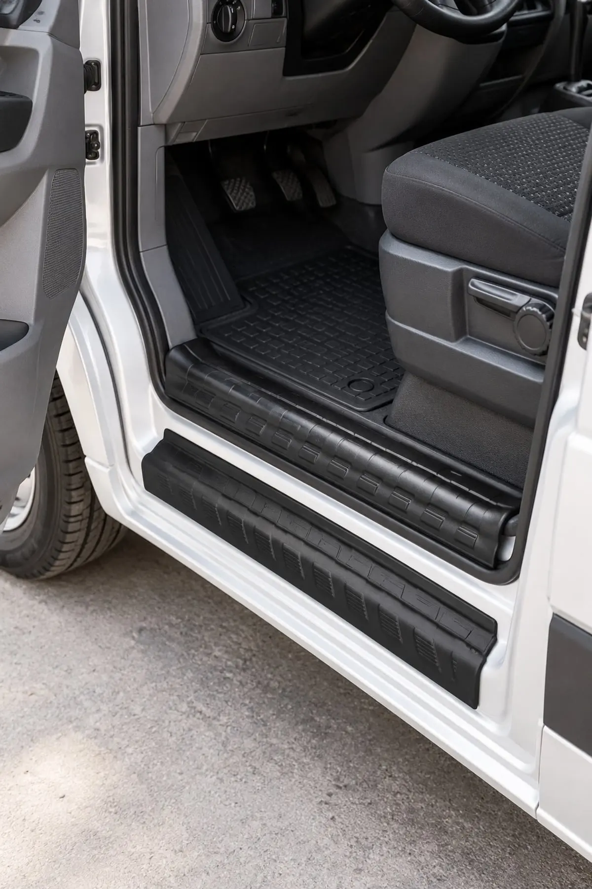 Volkswagen Crafter 2006-2012 Uyumlu Kapı Eşiği Koruma ABS 2 Parça Mat Siyah (1)