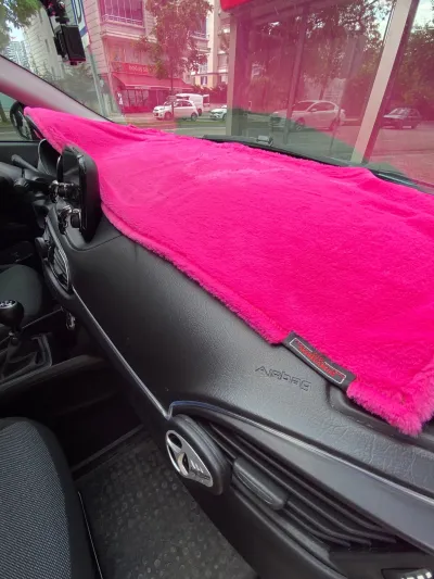 Peluş Halı Torpido ve Bagaj Üstü Araç Örtüsü Fuşya Pembe 130x40 cm