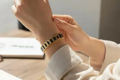 14K Gold Görünümlü Çelik Lastikli Bileklik Lacivert Taş Detaylı Kadın Bileklik