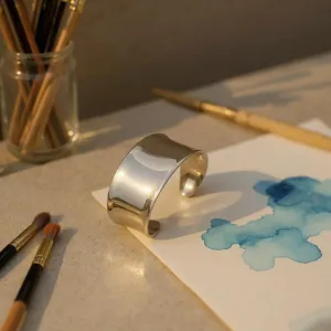 Geniş Form Parlak Metal Bileklik – Minimal ve Zarif Tasarım
