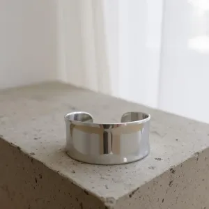 Geniş Form Parlak Metal Bileklik – Minimal ve Zarif Tasarım