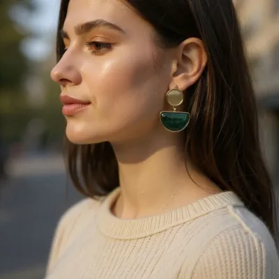 Yeşil Taşlı Minimal Küpe – Altın Renk Detaylı Zarif Tasarım