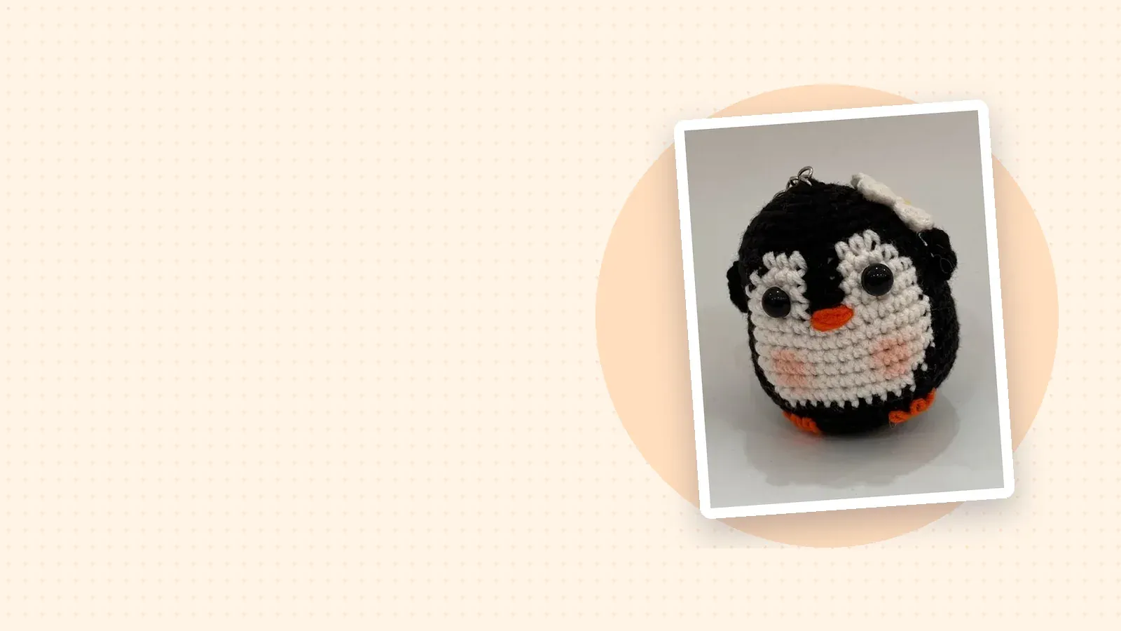 Krem zeminde fotoğraf kartı: papatyalı siyah-beyaz amigurumi penguen anahtarlık