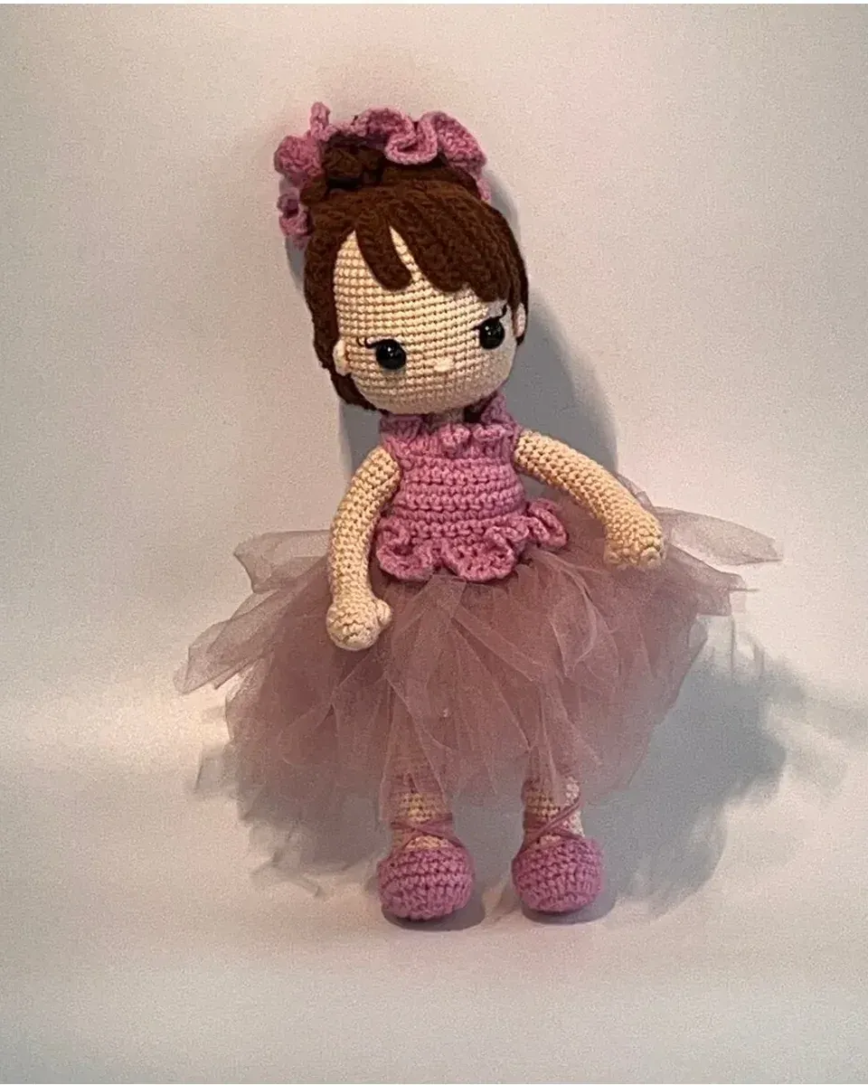 Pembe tütülü, çiçek taçlı amigurumi balerin bebek