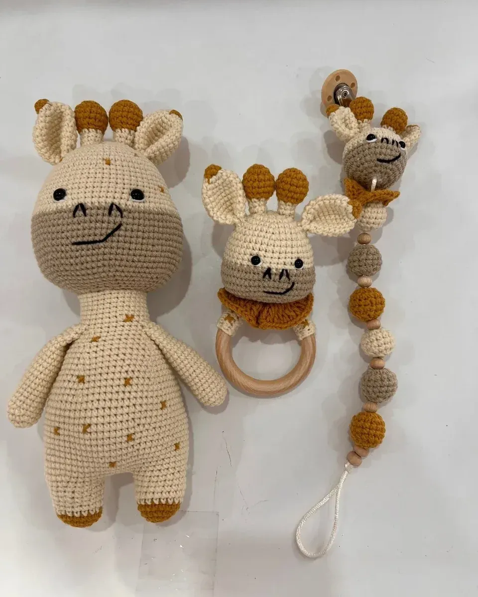 Krem zürafa amigurumi, çıngıraklı diş kaşıyıcı ve emzik klipsi seti