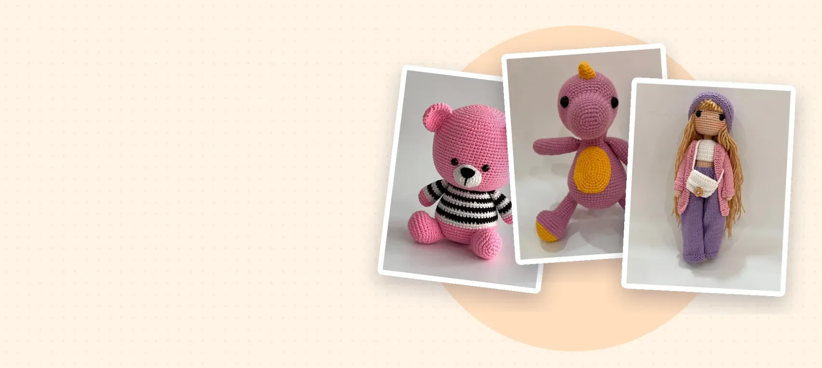 Krem zeminde üç fotoğraf kartı: pembe çizgili kazaklı ayıcık, mor-sarı dinozor ve mor hırkalı uzun saçlı amigurumi bebek