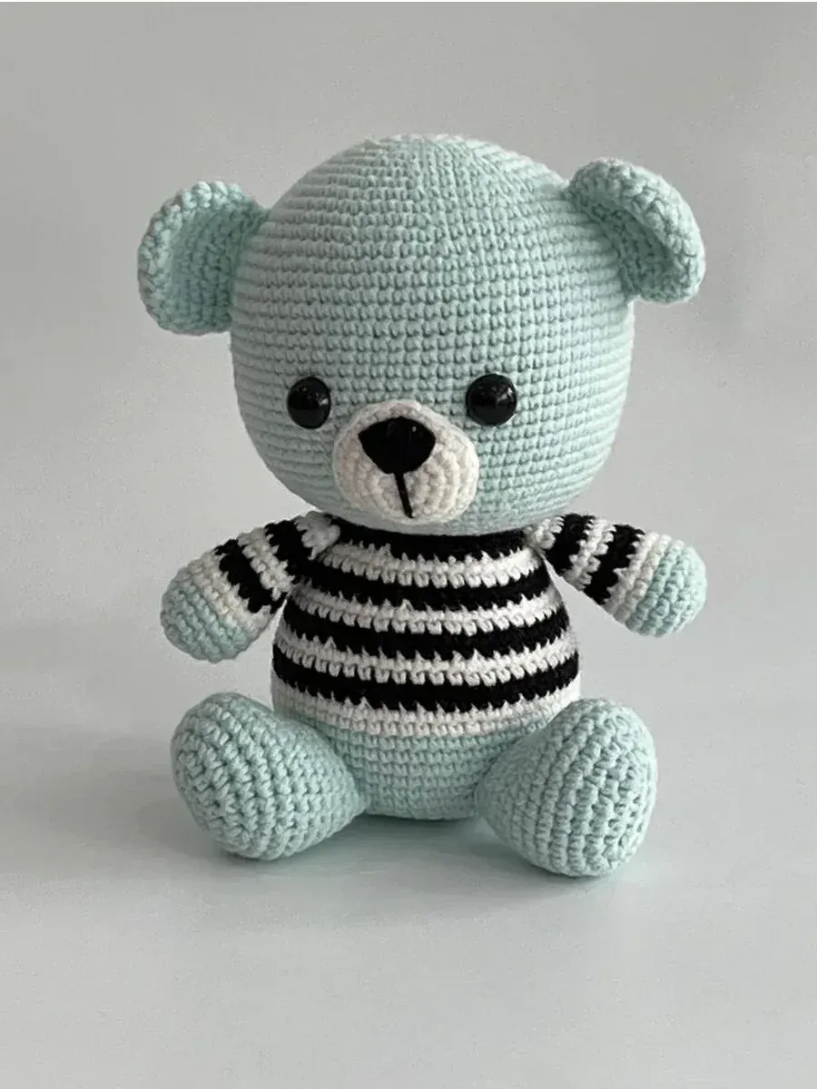 Çizgili kazaklı açık mavi amigurumi ayıcık — amigurumi oyuncaklar kategorisi