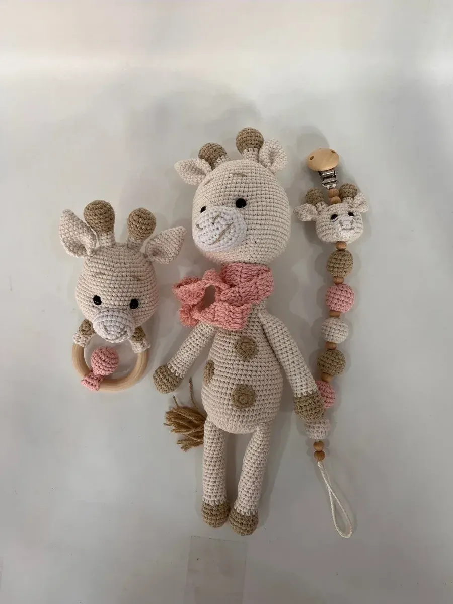 Zürafa amigurumi, emzik klipsi ve diş kaşıyıcıdan oluşan bebek hediye seti — hediye setleri