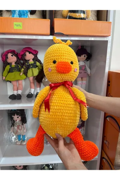 Amigurumi Sarı Ördek Örgü Oyuncak Fiyonklu 50 cm — Kırmızı