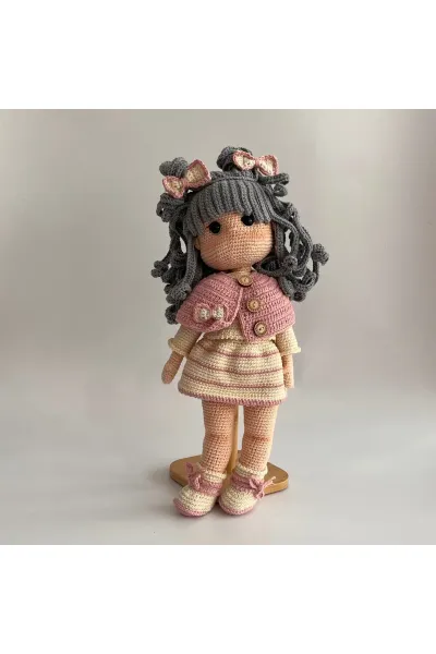 Amigurumi Örgü Bebek Cepkenli Kıvırcık Saçlı 36 cm — Pembe