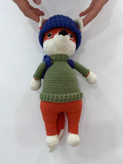 El Yapımı Amigurumi Tilki Oyuncak - Bereli Sırt Çantalı Örgü Peluş - 34 cm