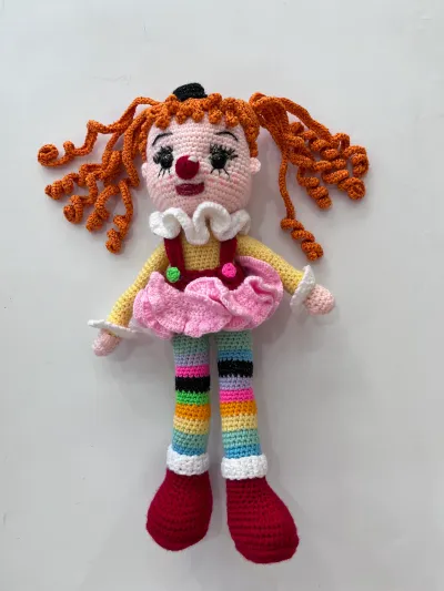 El Yapımı Amigurumi Palyaço Kız Bebek - Bukleli Saçlı Örgü Oyuncak 40cm