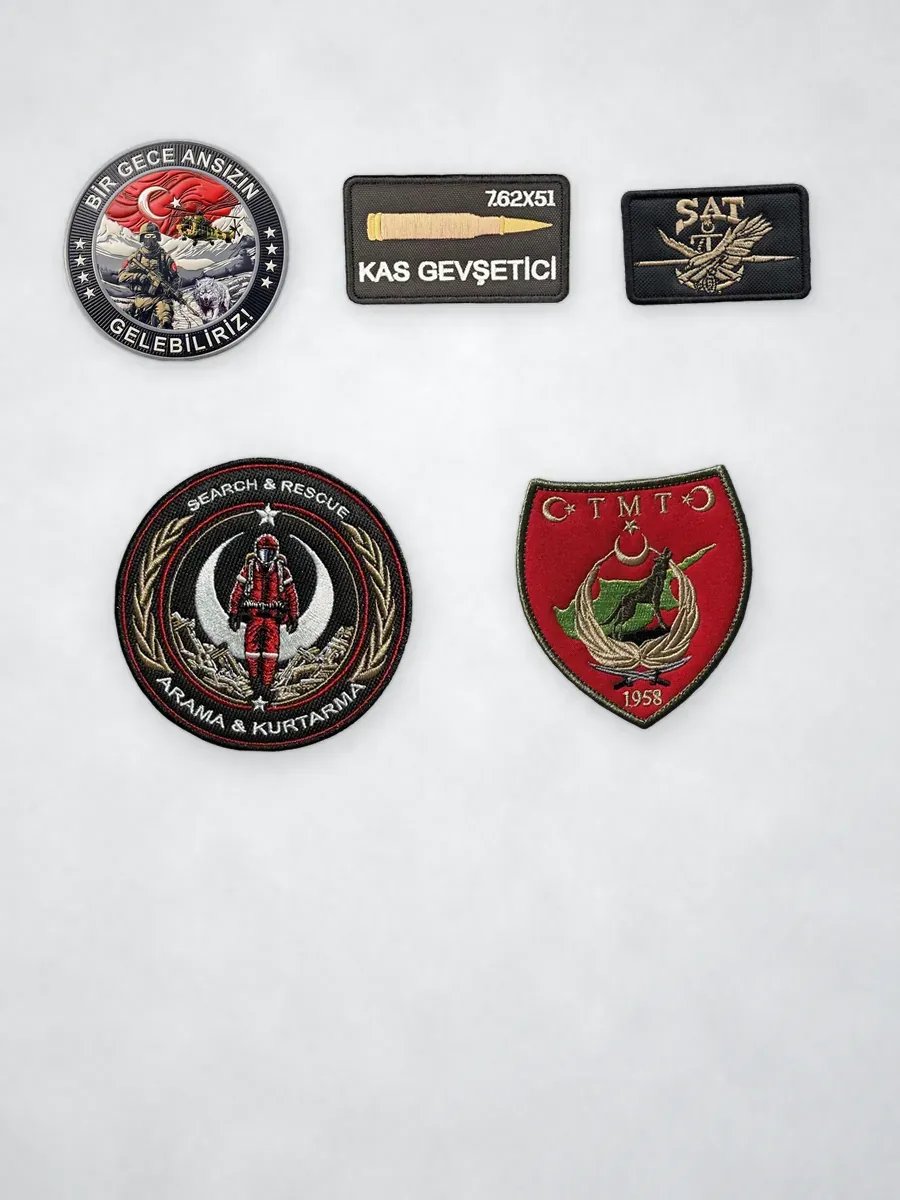 Açık taş zeminde askeri patch armalar — askeri patch peç kategorisi