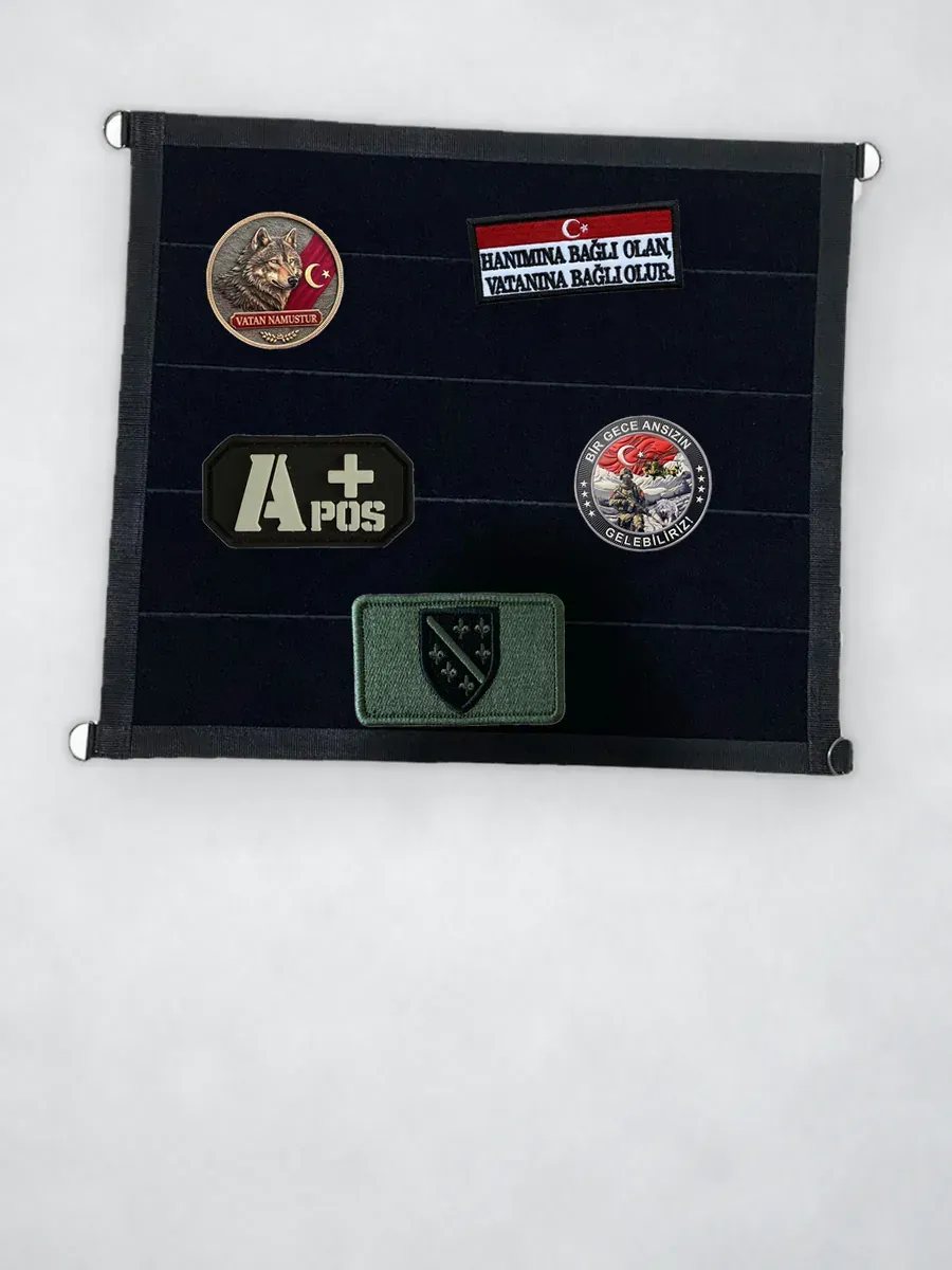 Açık taş zeminde velcro uyumlu patch duvarı panosu ve armalar