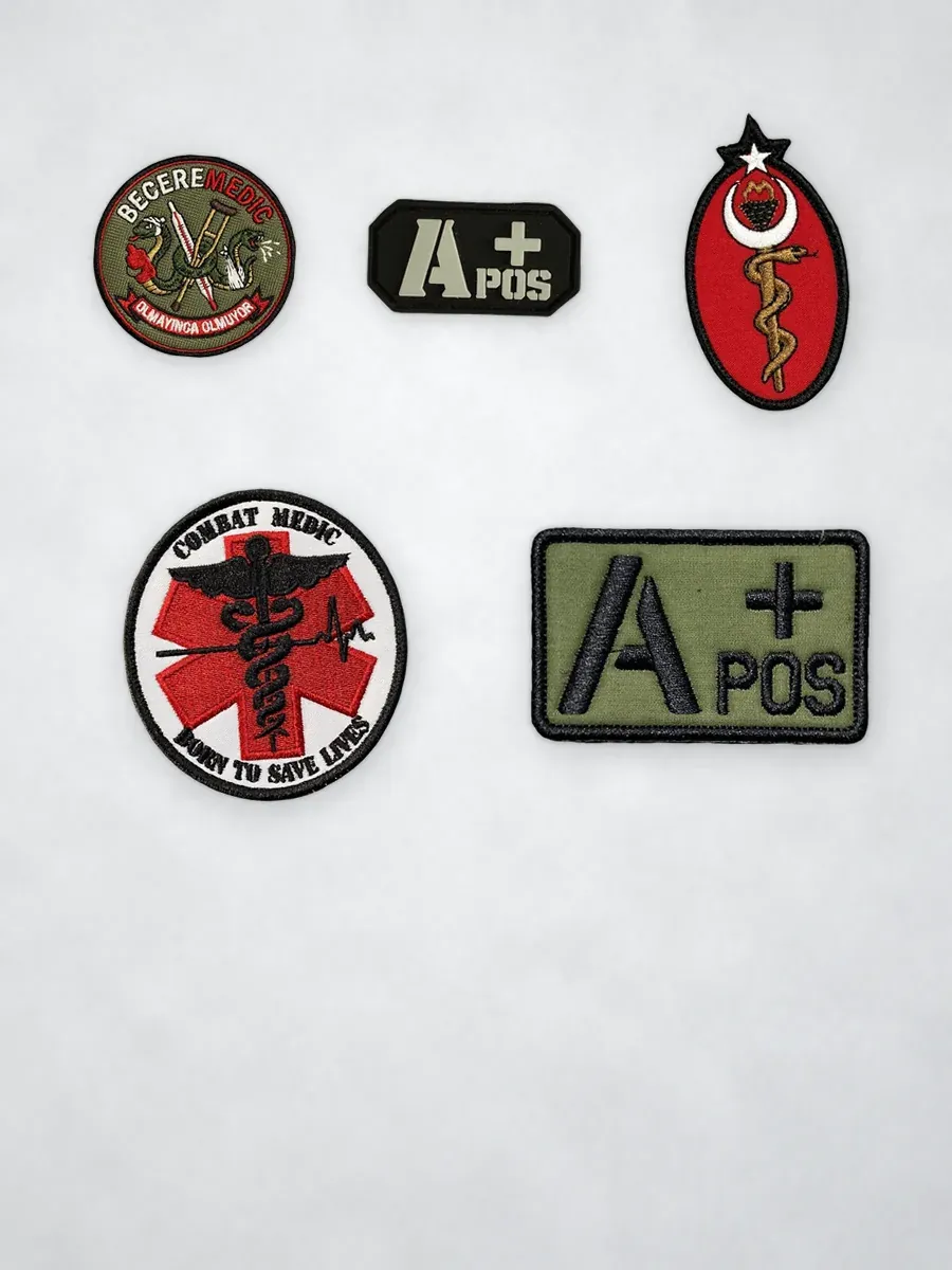 Açık taş zeminde sağlık ve ilk yardım patch armaları