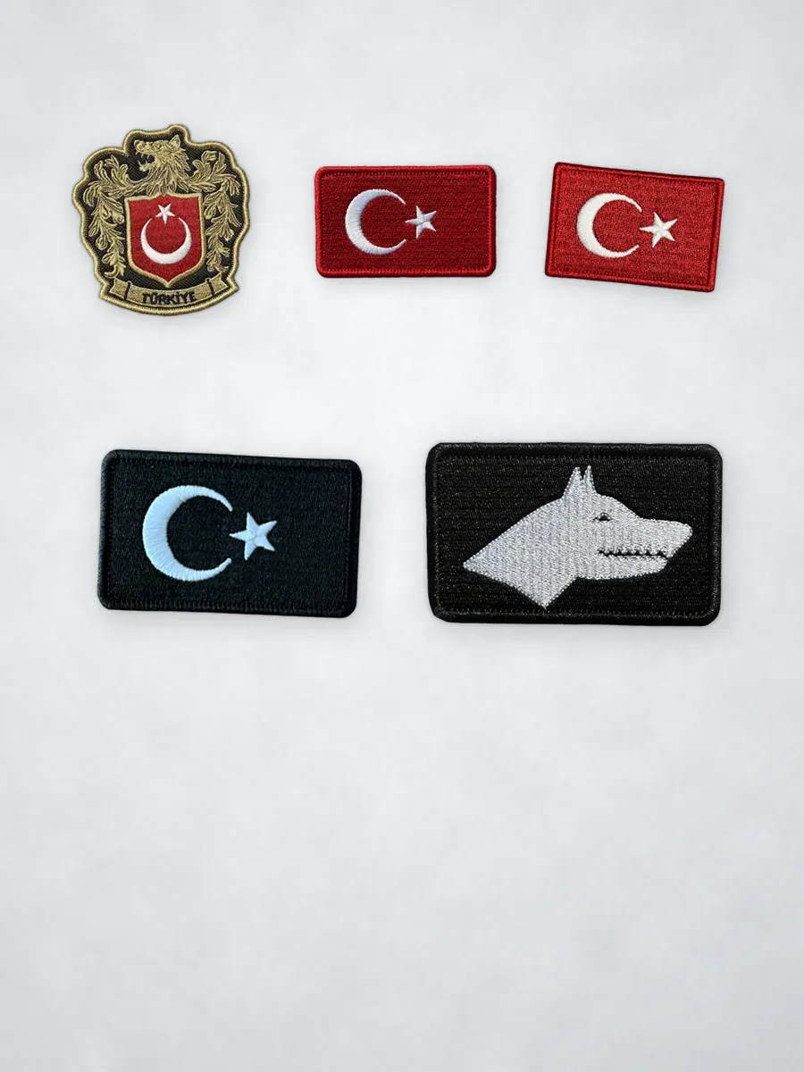 Açık taş zeminde Türk bayrağı ve bozkurt patch armaları