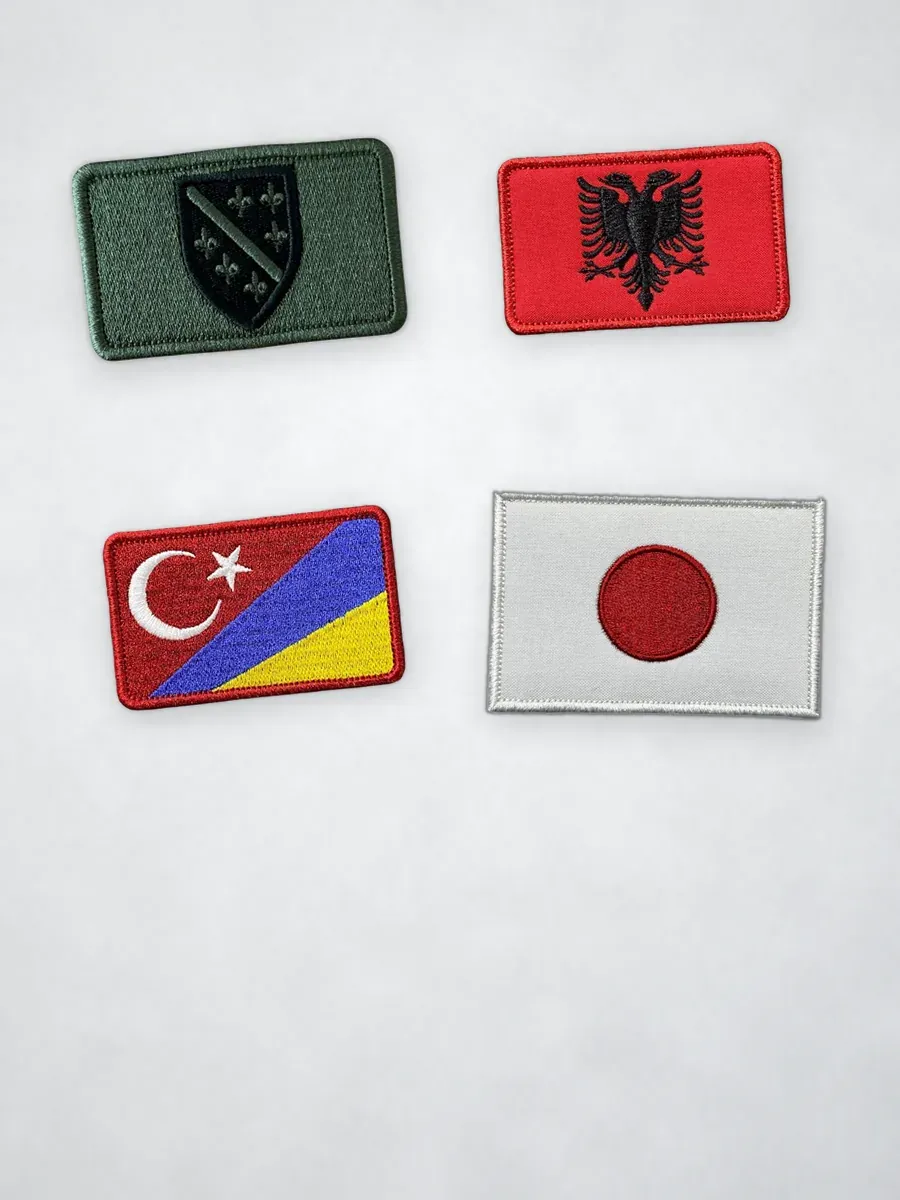 Açık taş zeminde ülke bayrağı patch armaları