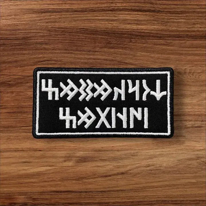 siyah zemin korkmadik savastik yazili 10x5 cm pec