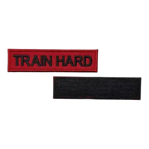 kirmizi zemin train hard yazili patch pec cirtli
