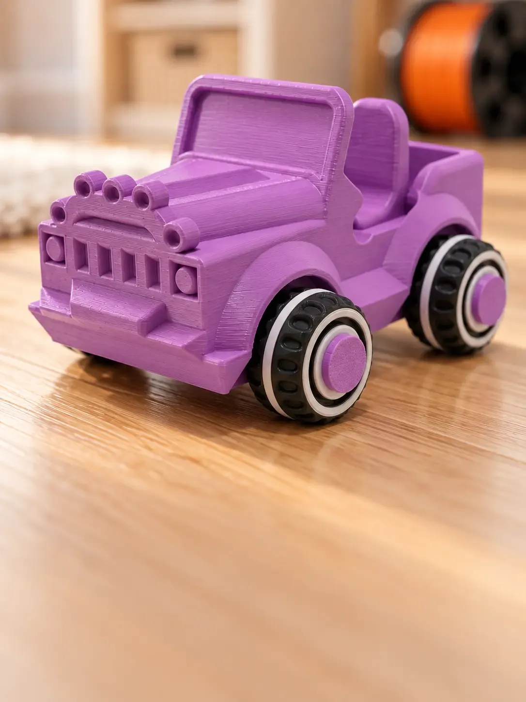 Ahşap zeminde mor 3D baskı safari jeep oyuncak araba