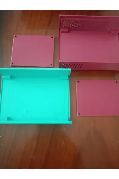 Elektronik devre kutusu ızgaralı 110×78×64 mm 6 parçadan oluşuyor 8 vidalı