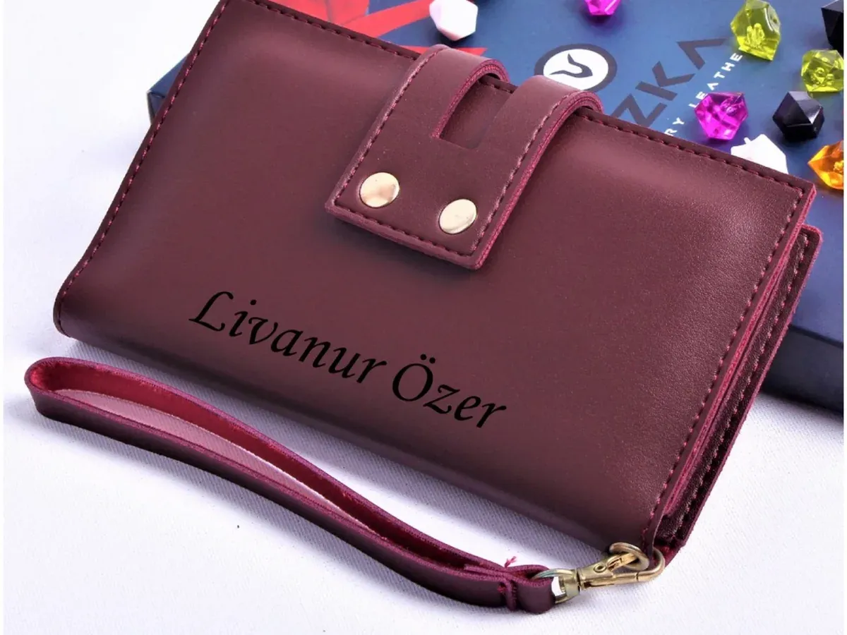 Üzerinde isim kazınmış bordo çift çıtçıtlı kadın cüzdanı