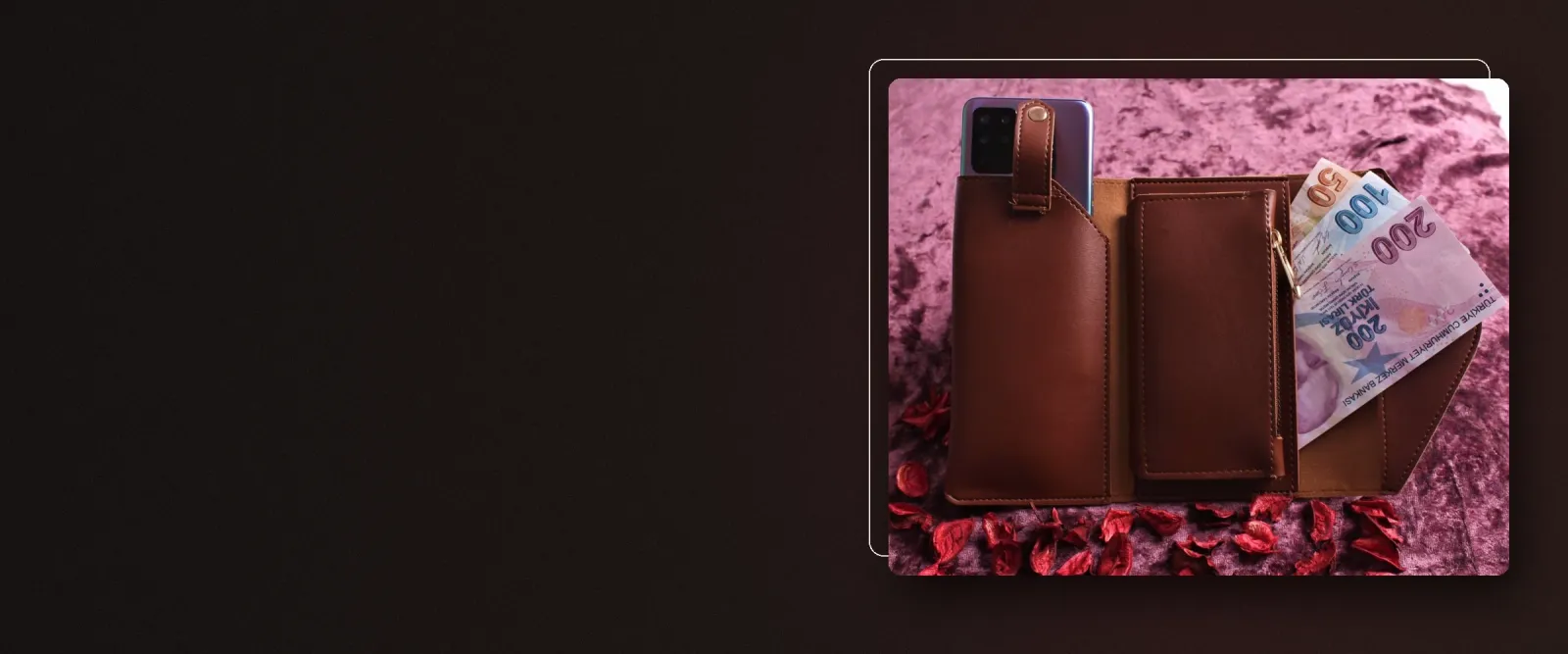 Kadife üzerinde açık duran taba renk telefon bölmeli zarf model cüzdan