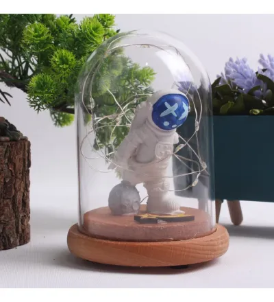 HEDİYELİK ON THE SPACE TEMALI ASTRONOT FİGÜRLÜ AHŞAP FANUS