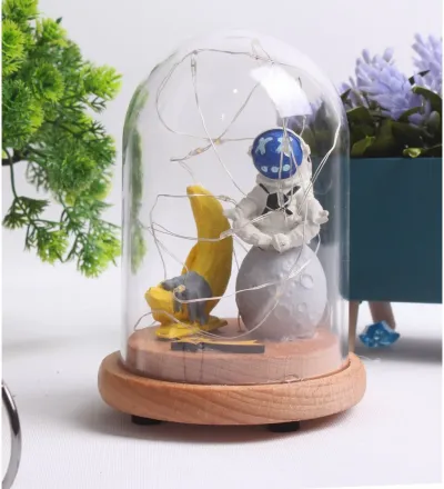 HEDİYELİK ON THE SPACE TEMALI OTURAN ASTRONOT FİGÜRLÜ AHŞAP FANUS