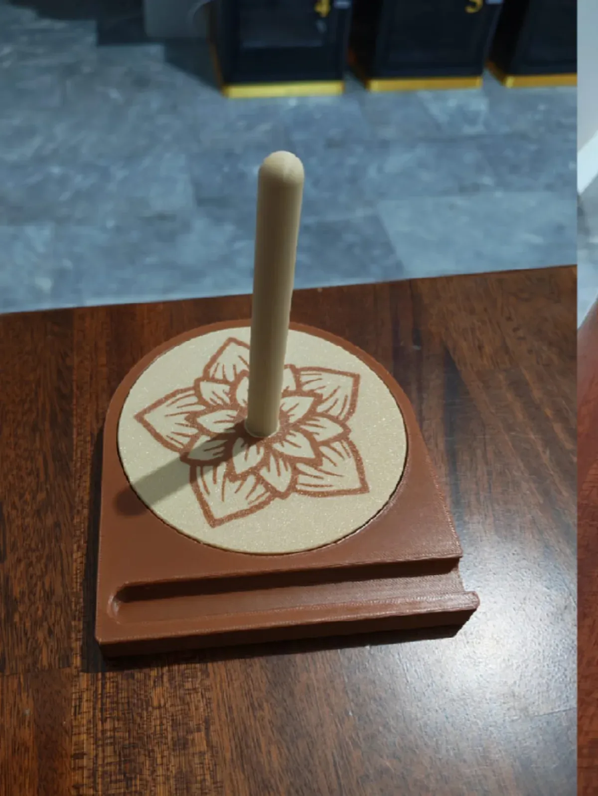 Ahşap tabanlı sök-tak pimli 3D baskı yumak döndürücü