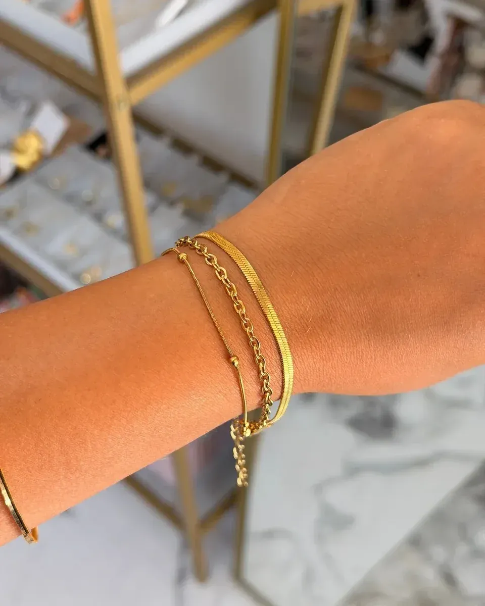 Bilekte üçlü gold zincir bileklik ve ince kelepçe
