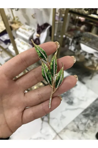 Yaprak Model Yeşil Taş Detaylı Broş
