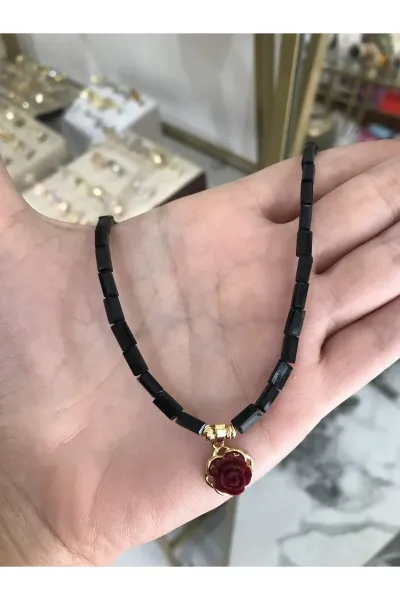 Kadife Gül Detaylı Tasarım Boncuk Kolye