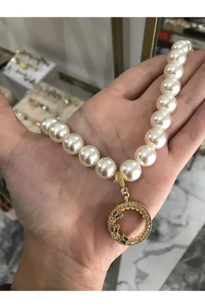 Gold Kelebekli Çerceve Detaylı İnci Kolye