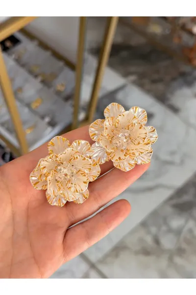 Gold Detaylı Bej Çiçek Model Küpe