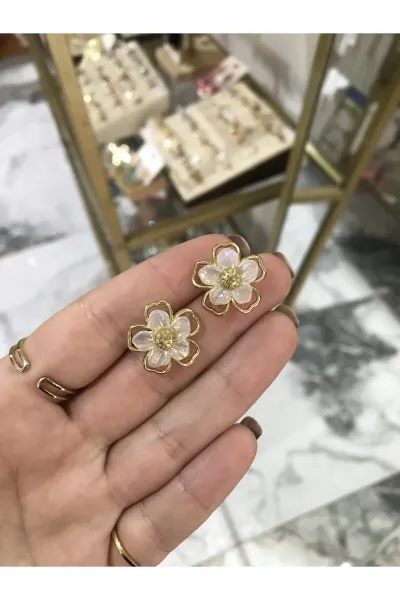 Gold Detaylı Minimalist Çiçek Küpe