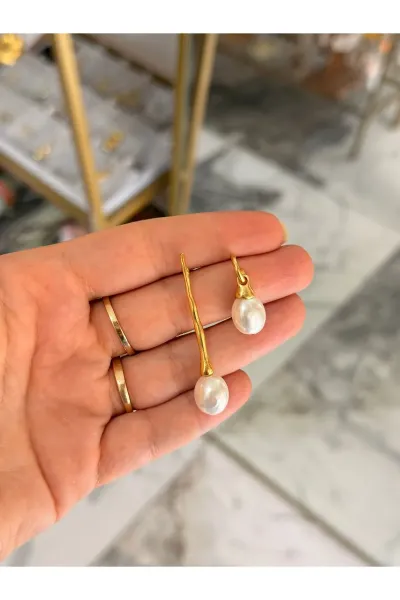 VIP Asimetrik Model Doğal Taş İnci ve Gold Detaylı Tasarım Küpe