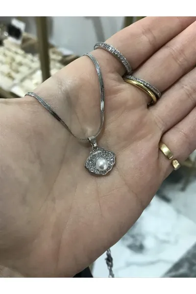 İnci ve Taş Detaylı Midye Model Silver Kolye