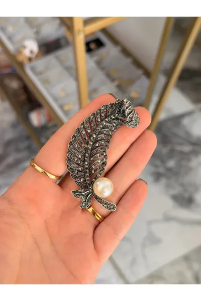 Yaprak Model Siyah İnci ve Taş Detaylı Broş