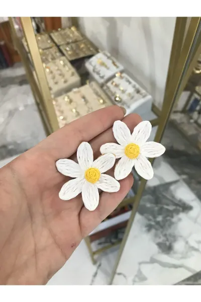 Beyaz Çiçek Model Küpe