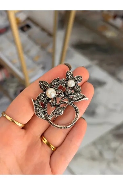 Çiçek Model Siyah İnci ve Taş Detaylı Broş