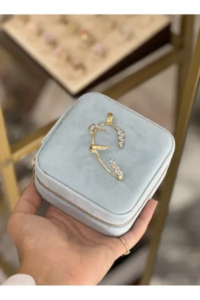 Yaprak Taş Detaylı Kıkırdak Model Küpe