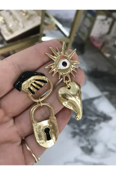 Gold Detaylı Anahtar Charmlı Model Küpe